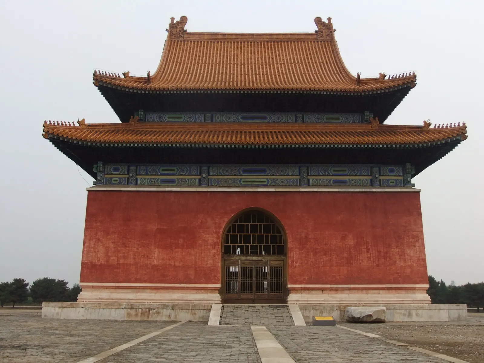 画面主题 融合清东陵文化底蕴与龙门古建匠心内核，以中式古建飞檐、牌楼、远山古韵景致为基底，搭配传统砖瓦、斗拱、古建筑修缮实景元素，贴合企业地域属性与古建主营赛道。  2. 视觉风格 整体采用大气沉稳的国风质感，色调以古建朱红、青灰、雅致米黄为主，光影柔和、层次高级，兼具历史厚重感与现代企业视觉美感，适配官网首页全屏展示。  3. 元素寓意 融入古建修缮、仿古营造、园林景观经典符号，呼应公司文物保护、古建施工、文旅项目建设核心业务；山水古建相融，象征深耕京津冀、传承古建文化、精工筑造传世工程。  4. 品牌